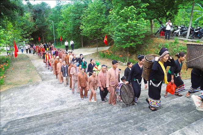 Đông đảo người dân Ơ Đu bản Văng Môn (xã Nga My, tỉnh Nghệ An) bước vào Lễ đón tiếng sấm đầu năm. Ảnh: Xuân Tiến - TTXVN 