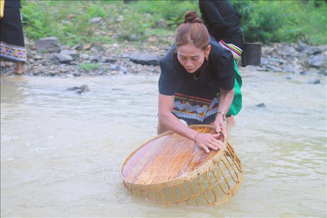 Mâm ăn cơm được người phụ nữ Ơ Đu rửa sạch bằng nước suối Nậm Ngân trong nghi thức “rửa xui” trong ngày đầu tiên đón tiếng sấm đầu năm. Ảnh: Xuân Tiến - TTXVN 