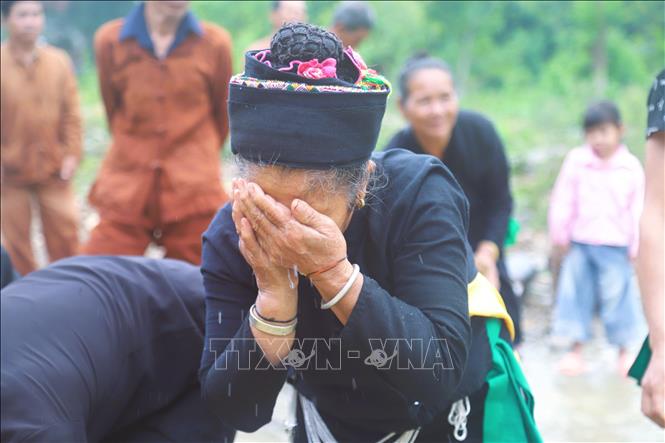 Không chỉ đồ dùng, người dân còn rửa mặt, chân tay, vuốt nước lên tóc với mong muốn sức khỏe dồi dào, tinh thần tươi mới. Ảnh: Xuân Tiến - TTXVN 