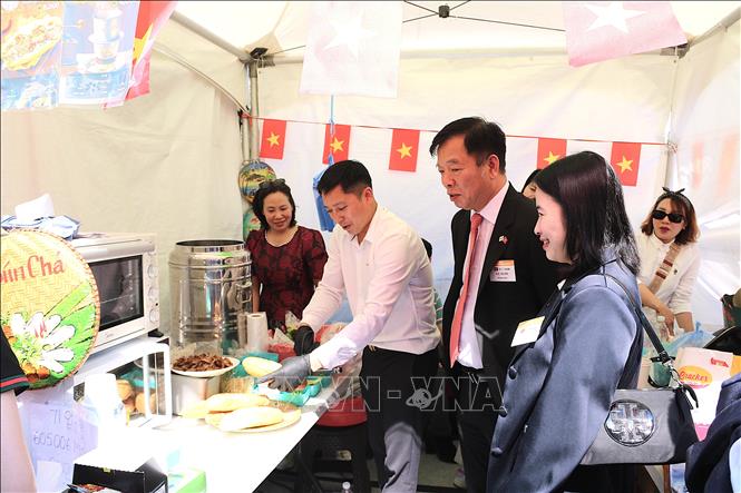 Đại sứ Vũ Hồ tại gian hàng ẩm thực Việt Nam. Ảnh: Khánh Vân - TTXVN tại Hàn Quốc