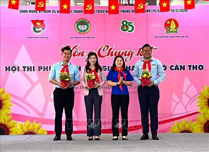 Trao hoa cho ban giám khảo. Ảnh: Ánh Tuyết - TTXVN