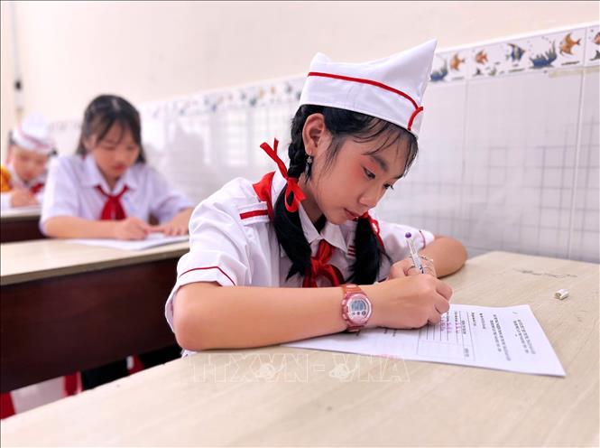 Thí sinh tham gia phần thi “Phụ trách Sao Thông thái”. Ảnh: Ánh Tuyết - TTXVN