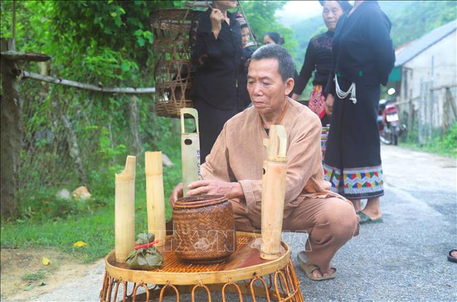 Người dân Ơ Đu bản Văng Môn (xã Nga My, tỉnh Nghệ An) sửa soạn các đồ đạc, lễ vật chuẩn bị cho Lễ đón tiếng sấm đầu năm. Ảnh: Xuân Tiến - TTXVN 