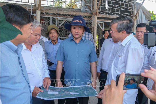 Bộ trưởng Bộ Nông nghiệp và Môi trường Trịnh Việt Hùng (giữa) khảo sát vị trí sát lở trên kênh Nàng Mau, xã Thạnh Hòa, thành phố Cần Thơ. Ảnh: Thanh Liêm - TTXVN