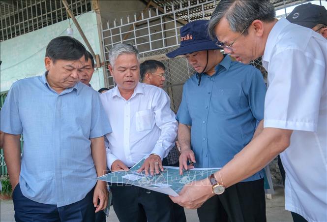 Bộ trưởng Bộ Nông nghiệp và Môi trường Trịnh Việt Hùng (thứ 2, bên phải) xem bản đồ vị trí sát lở trên kênh Nàng Mau, xã Thạnh Hòa, thành phố Cần Thơ. Ảnh: Thanh Liêm - TTXVN