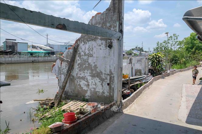 Một dãy nhà ven sông Nàng Mau, đoạn qua xã Thạnh Hòa, thành phố Cần Thơ bị sạt lở chỉ còn vài mảng tường. Ảnh: Thanh Liêm - TTXVN