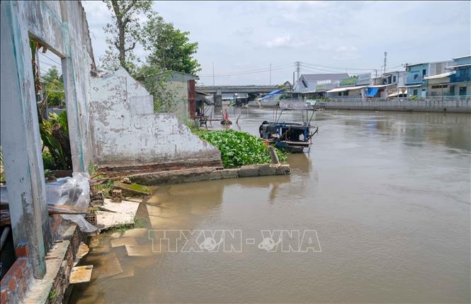 Điểm sạt lở trên kênh Nàng Mau, xã Thạnh Hòa, thành phố Cần Thơ làm một căn nhà bị sụp hoàn toàn xuống sông. Ảnh: Thanh Liêm - TTXVN