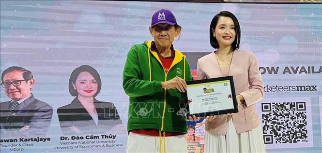Hai đồng tác giả tại buổi lễ. Ảnh: Đỗ Quyên – PV TTXVN tại Indonesia