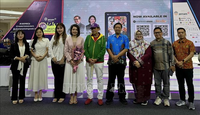 Hai tác giả cùng các đối tác tại buổi lễ. Ảnh: Đỗ Quyên - PV TTXVN tại Indonesia