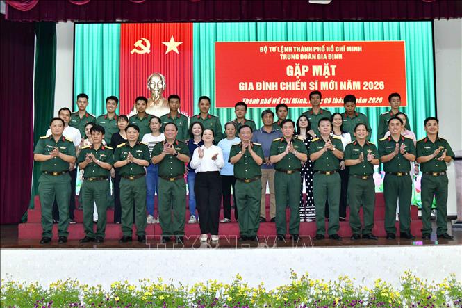 Lãnh đạo Quân khu 7, Bộ Tư lệnh Thành phố Hồ Chí Minh cùng đại diện các gia đình chiến sỹ mới và các chiến sỹ mới tại chương trình. Ảnh: Xuân Khu-TTXVN