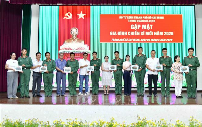 Xúc động mô hình “Lá thư từ Trung đoàn Gia Định anh hùng” do Trung đoàn Gia Định phát động. Ảnh: Xuân Khu-TTXVN