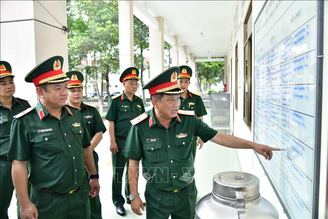 Thiếu tướng Trần Chí Tâm, Phó Chính ủy Quân khu 7 kiểm tra khẩu phần ăn tại bếp ăn của các tân binh. Ảnh: Xuân Khu-TTXVN