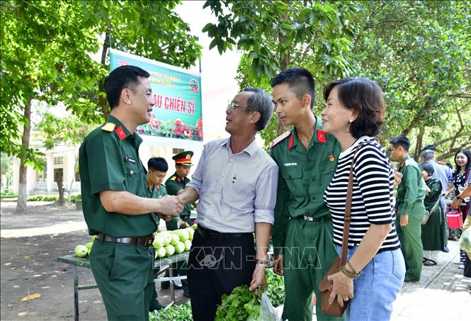 Kết nối giữa chỉ huy đơn vị huấn luyện, chiến sỹ mới và gia đình góp phần tích cực cho quá trình học tập, rèn luyện của các tân binh. Ảnh: Xuân Khu-TTXVN