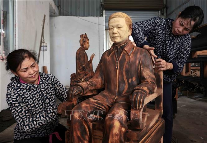 Artisans from Son Dong are completing a statue of late Party General Secretary Nguyen Phu Trong. Photo: Tran Viet – VNA