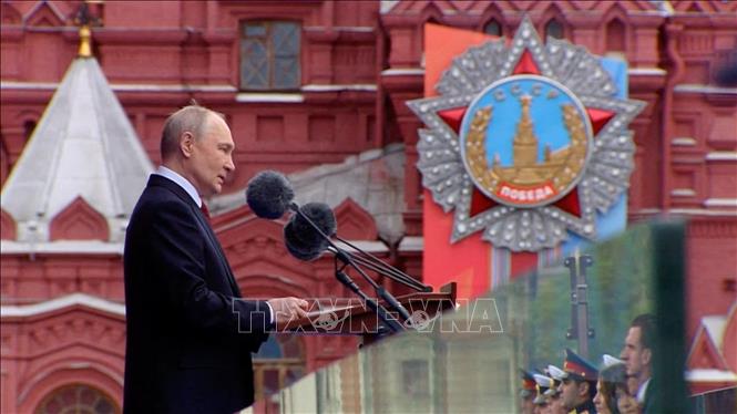 Trong bài phát biểu tại buổi lễ, Tổng thống Nga Vladimir Putin gửi lời tri ân sâu sắc tới thế hệ các cựu chiến binh - những người đã đặt nền móng cho hòa bình thế giới, đồng thời nhấn mạnh trách nhiệm chung của mỗi người dân Nga trong việc bảo vệ lợi ích và tương lai của Tổ quốc. Ảnh: Reuters/TTXVN