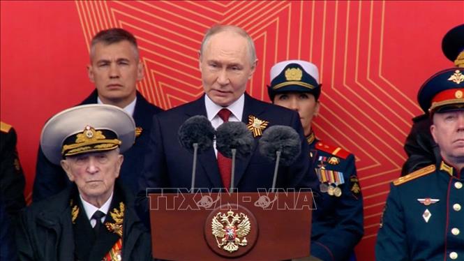 Trong bài phát biểu tại buổi lễ, Tổng thống Nga Vladimir Putin gửi lời tri ân sâu sắc tới thế hệ các cựu chiến binh - những người đã đặt nền móng cho hòa bình thế giới, đồng thời nhấn mạnh trách nhiệm chung của mỗi người dân Nga trong việc bảo vệ lợi ích và tương lai của Tổ quốc. Ảnh: Reuters/TTXVN