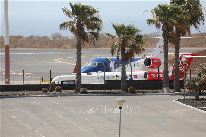 Máy bay sơ tán hành khách nghi nhiễm virus Hanta tại Praia, Cabo Verde, ngày 6/5/2026. Ảnh: THX/TTXVN