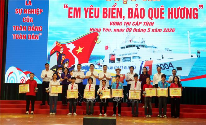 
Kết thúc cuộc thi, Ban tổ chức đã trao giải Nhất, Nhì, Ba, Khuyến khích cho 11 em học sinh. Ảnh: Nguyễn Công Hải - TTXVN