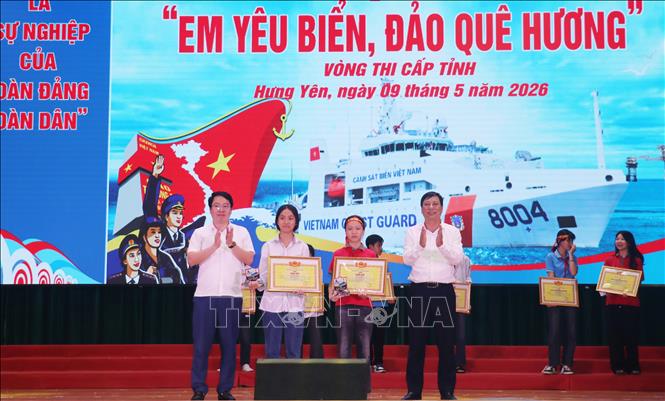 Ban tổ chức trao giải Ba cho các học sinh đạt giải. Ảnh: Nguyễn Công Hải - TTXVN