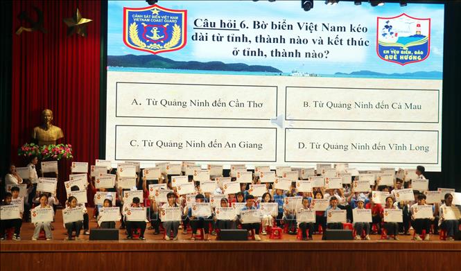 Các học sinh thi trả lời câu hỏi trắc nghiệm ở 4 phần thi: Ra khơi, Vượt sóng, Cập bến và Đặt mốc chủ quyền. Ảnh: Nguyễn Công Hải - TTXVN
