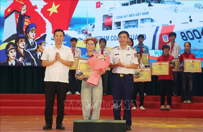 
Em Roãn Ngọc Thùy Dương, lớp 8A1, trường Trung học cơ sở Đông Xuyên đạt giải Nhất hội thi. Ảnh: Nguyễn Công Hải - TTXVN

