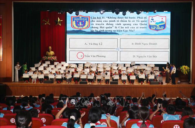 
Hội thi thu hút 100 em học sinh khối trung học cơ sở trên địa bàn tỉnh đã đạt giải ở Vòng 1 (thi trực tuyến) tham gia thi trả lời câu hỏi trắc nghiệm ở 4 phần thi: Ra khơi, Vượt sóng, Cập bến và Đặt mốc chủ quyền. Ảnh: Nguyễn Công Hải - TTXVN
