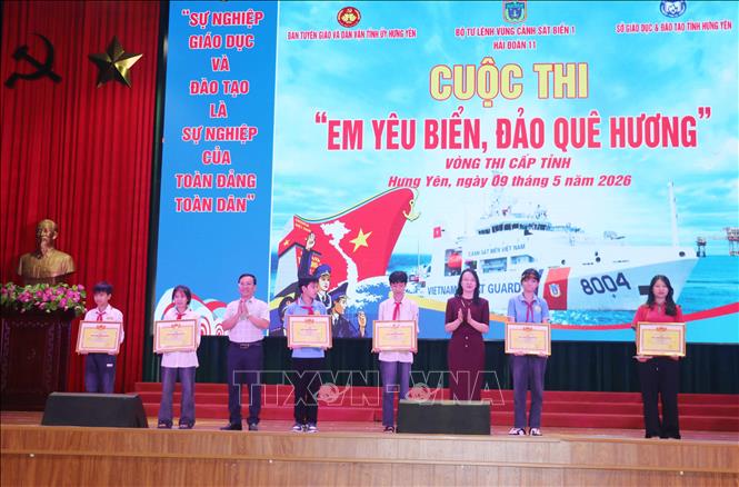 Ban tổ chức trao giải Khuyến khích cho các học sinh đạt giải. Ảnh: Nguyễn Công Hải - TTXVN
