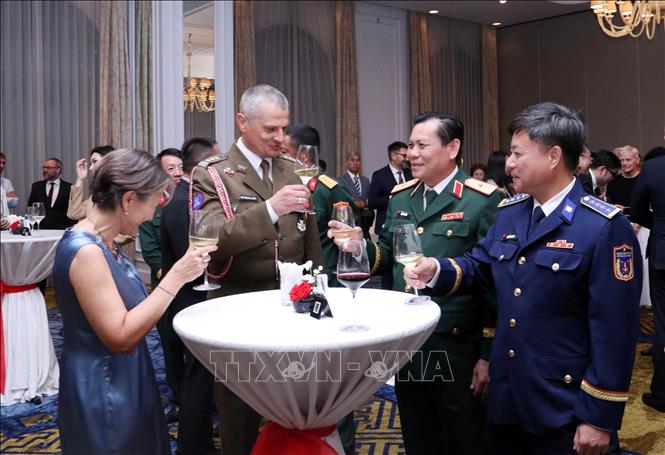 Thiếu tướng Đặng Văn Lẫm (thứ 2 từ phải sang), Phó Tư lệnh Quân khu 7 chúc mừng bà Joanna Skoczek (ngoài cùng bên trái), Trưởng Phái đoàn Đại sứ quán Cộng hòa Ba Lan tại Việt Nam. Ảnh: Xuân Khu-TTXVN