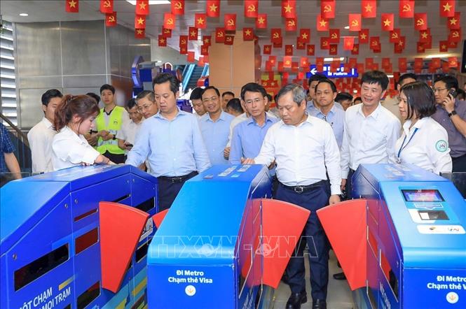 Lãnh đạo thành phố Hà Nội trải nghiệm hệ thống kiểm soát vé điện tử ứng dụng sinh trắc học trên tuyến Metro số 3. Ảnh: Trung Nguyên - TTXVN