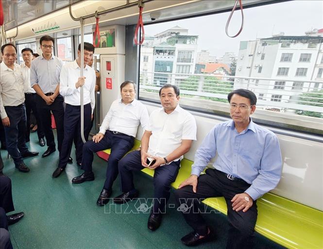 Bí thư Thành ủy Hà Nội Trần Đức Thắng trực tiếp trải nghiệm tuyến Metro số 3 đoạn Nhổn - Cầu Giấy trong chuyến kiểm tra thực địa ngày 9/5. Ảnh: Trung Nguyên - TTXVN