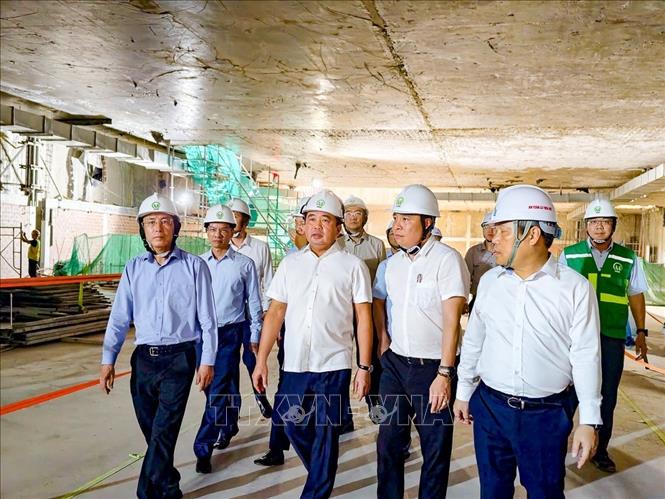 Bí thư Thành ủy Hà Nội Trần Đức Thắng trực tiếp xuống kiểm tra hiện trường thi công ga ngầm S12 thuộc tuyến Metro Nhổn - Ga Hà Nội. Ảnh: Trung Nguyên - TTXVN
