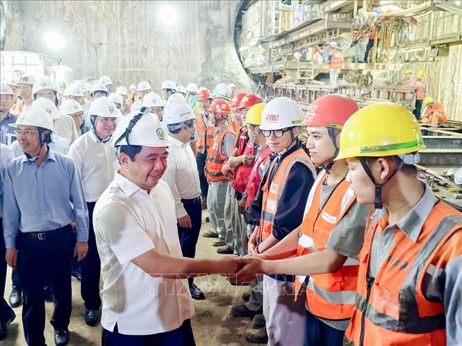 Bí thư Thành ủy Hà Nội ghi nhận nỗ lực của các đơn vị thi công tại công trường ga ngầm S12 thuộc tuyến Metro Nhổn - Ga Hà Nội. Ảnh: Trung Nguyên - TTXVN