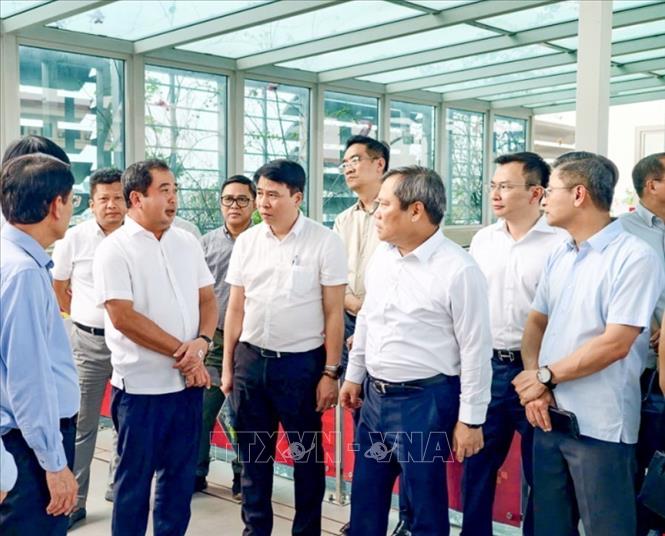 Bí thư Thành ủy Hà Nội Trần Đức Thắng cùng đoàn công tác nghe báo cáo công tác vận hành tuyến Metro Nhổn - Cầu Giấy. Ảnh: Trung Nguyên - TTXVN