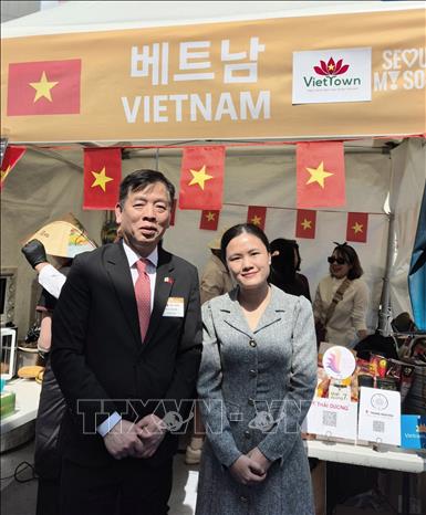 Đại sứ Việt Nam tại Hàn Quốc Vũ Hồ (bên trái) và CEO dự án VietTown Phạm Thị Mai Thương (bên phải) tại gian hàng giới thiệu văn hóa và ẩm thực Việt Nam trong khuôn khổ Lễ hội Hữu nghị Seoul 2026 tại Tổ hợp thiết kế Dongdaemun (DDP) ngày 9/5/2026. Ảnh: Đức Thắng - P/v TTXVN tại Hàn Quốc
