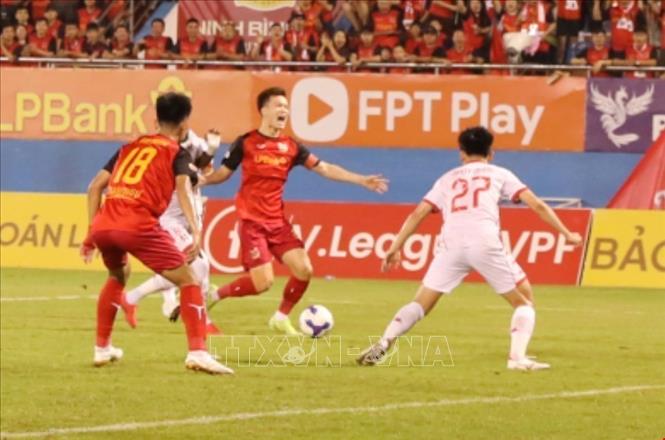 Pha phạm lỗi của cầu thủ đội khách dẫn đến quả phạt đền cho Ninh Bình FC. Ảnh: Đức Phương - TTXVN