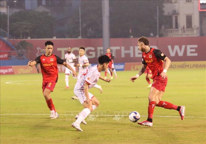 Một pha vây hãm khung thành đội khách của Ninh Bình FC. Ảnh: Đức Phương – TTXVN
