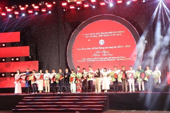 Ban tổ chức tặng hoa và cúp lưu niệm cho các đơn vị đã tham gia diễu hành chào mừng Liên hoan múa rối nươc Hải Phòng mở rộng lần thứ tư - năm 2026. Ảnh: Mạnh Minh - TTXVN