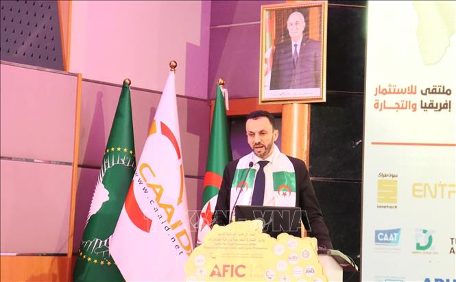 Ông Noureddine Ouadah, Bộ trưởng Kinh tế Tri thức, Khởi nghiệp và Doanh nghiệp nhỏ Algeria, phát biểu tại Diễn đàn. Ảnh: Mạnh Hùng – P/v TTXVN tại Algeria 