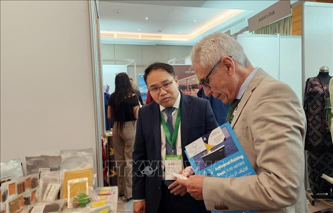Ông Hoàng Đức Nhuận - Tham tán Thương mại Việt Nam tại Algeria – trao đổi với khách tham quan gian hàng Việt Nam. Ảnh: Mạnh Hùng – P/v TTXVN tại Algeria 