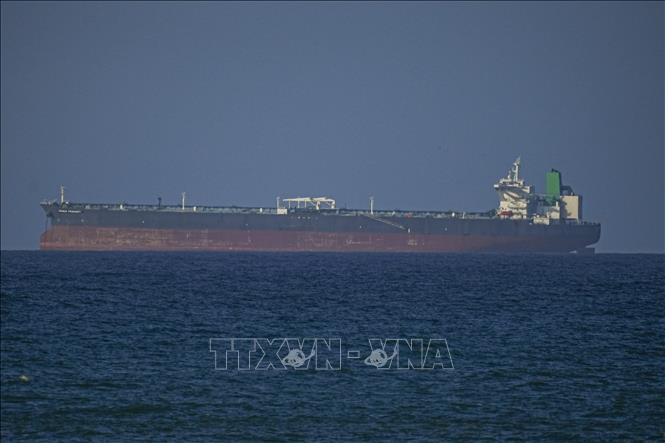 Con tàu di chuyển qua eo biển Hormuz. Ảnh: AA/TTXVN