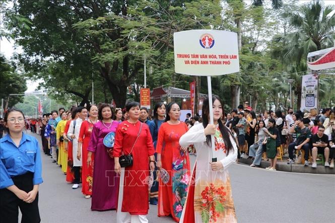 Các khối tham gia diễu hành. Ảnh: Mạnh Minh -TTXVN