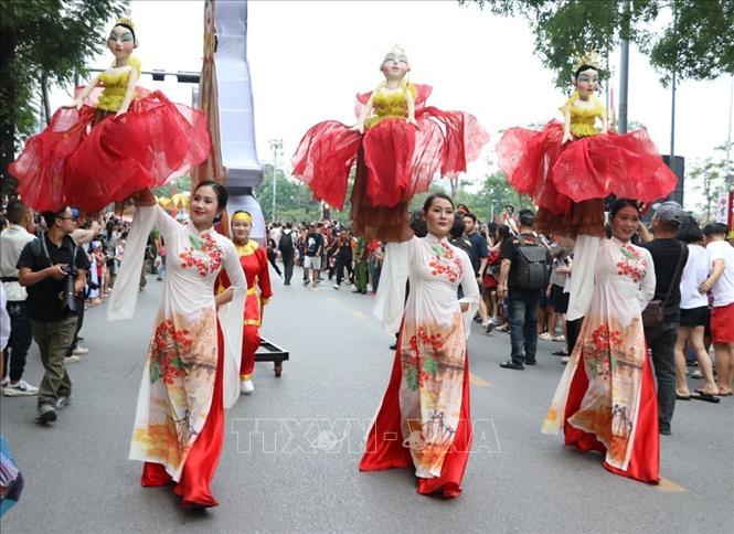 Các diễn viên tham gia diễu hành trình diễn con rối. Ảnh: Mạnh Minh -TTXVN