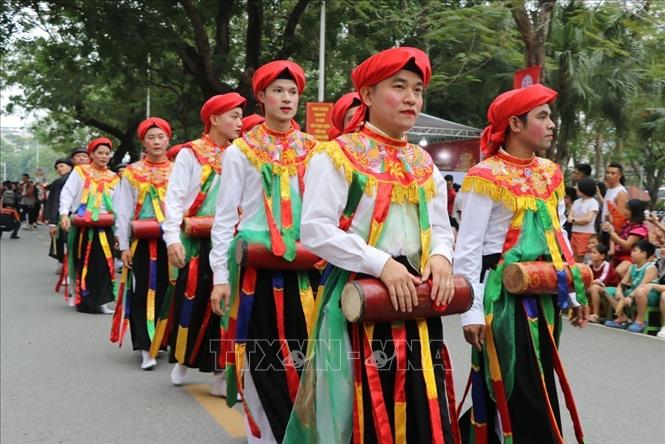 Khối Câu lạc bộ múa bồng làng Triều Khúc - Hà Nội tham gia diễu hành. Ảnh: Mạnh Minh - TTXVN