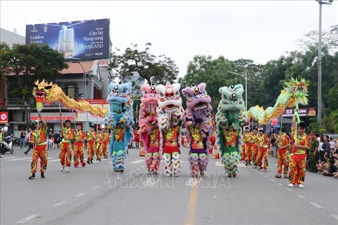 Câu lạc bộ Lân – Sư - Rồng tham gia diễu hành. Ảnh: Mạnh Minh - TTXVN