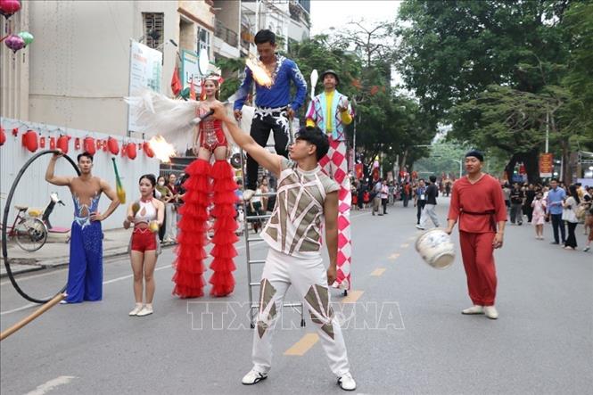 Các diễn viên tham gia diễu hành. Ảnh: Mạnh Minh - TTXVN
