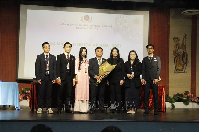 Các thành viên Ban Thường vụ Liên hiệp Hội Thanh niên Sinh viên Việt Nam tại châu Âu khóa 2 ra mắt Đại hội. Ảnh: Đào Dũng - Pv TTXVN tại Pháp