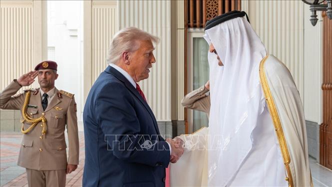 (Tư liệu) Tổng thống Mỹ Donald Trump và Quốc vương Qatar Sheikh Tamim bin Hamad Al Thani tại cuộc gặp ở Doha ngày 14/5/2025. Ảnh: THX/TTXVN