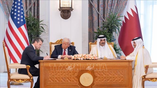(Tư liệu) Tổng thống Mỹ Donald Trump (giữa, trái) và Quốc vương Qatar Sheikh Tamim bin Hamad Al Thani (giữa, phải) tại cuộc gặp ở Doha ngày 14/5/2025. Ảnh: THX/TTXVN