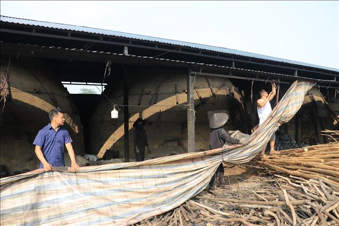 Các công nhân tháo dỡ khu vực lò đốt than (xã Đông Cuông, tỉnh Lào Cai). Ảnh: Anh Thùy - TTXVN