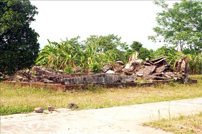 Dãy nhà lao B và nhà lao A trong Khu di tích Nhà tù Lao Bảo bị chiến tranh tàn phá còn lại những khối bê tông. Ảnh: Tá Chuyên - TTXVN